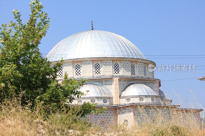 Iznik Kara Halil Hayrettin Pasha清真寺圆顶和白杨树